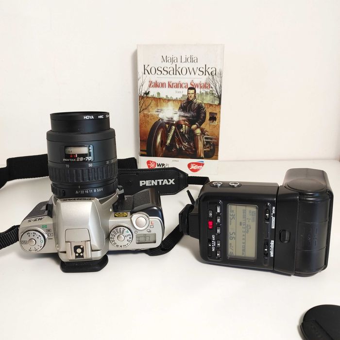 Uniwersalna lustrzanka analogowa PENTAX MZ 5 z lampą  NIKON SB 24