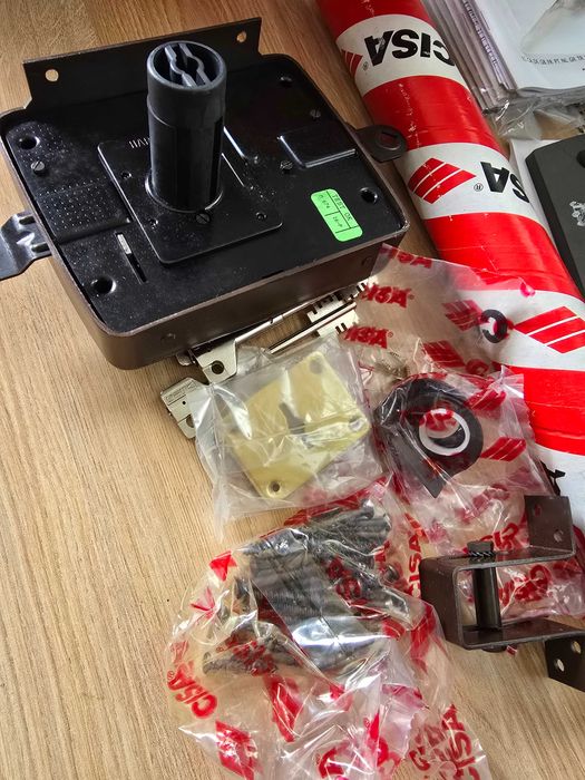 Fechadura direita ,Cisa  nova  com trancas ,nunca foi montada