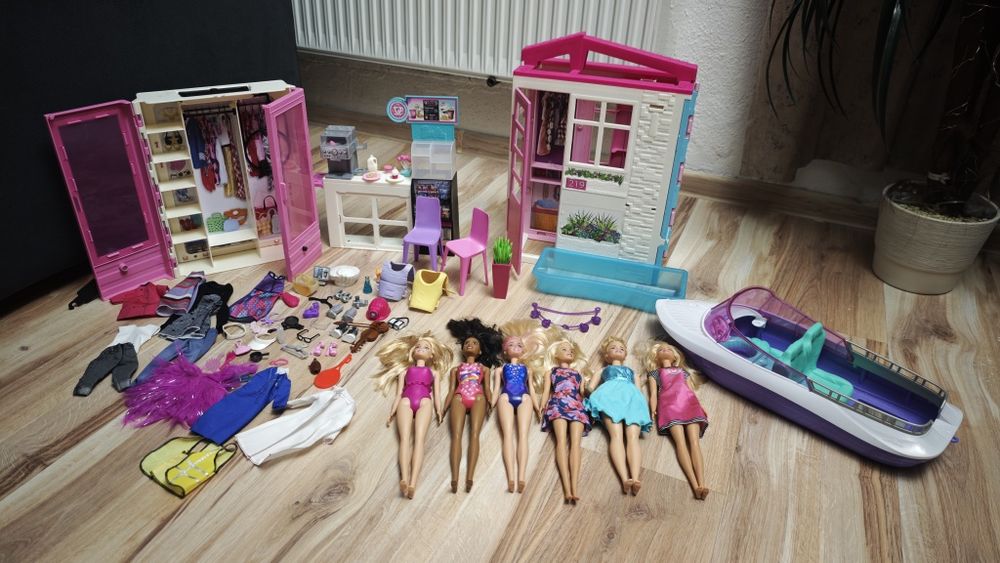 Zestaw lalki Barbie, szafa, domek, motorówka, ubranka, akcesoria