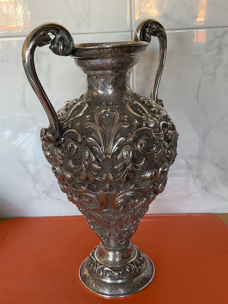 Imponente jarra antiga em prata