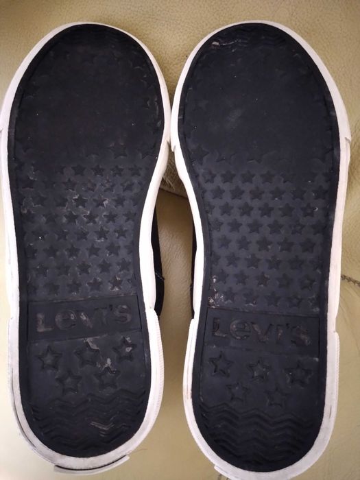 продам кеди,макасини фірми levis, оригінал