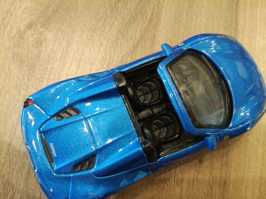 Bburago Ferrari 488 Spider 1/43 samochód niebieski