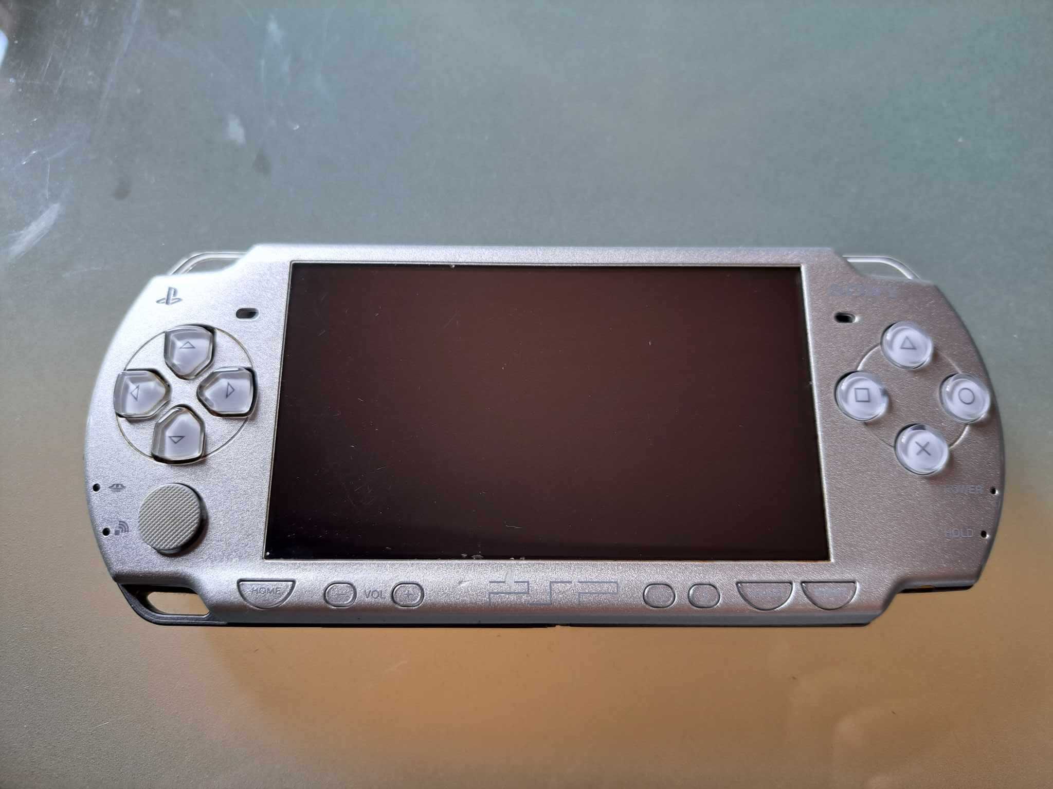 Konsola Sony PSP 2004 silver + 7 gier