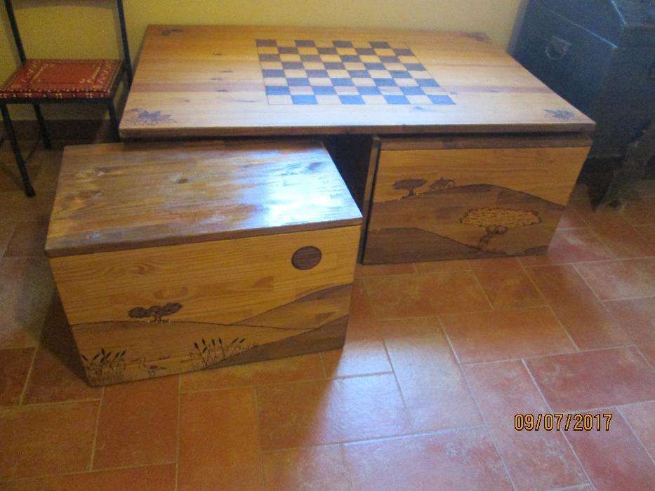 Mesa de jogo para sala, em pinho piro-gravada e 4 bancos