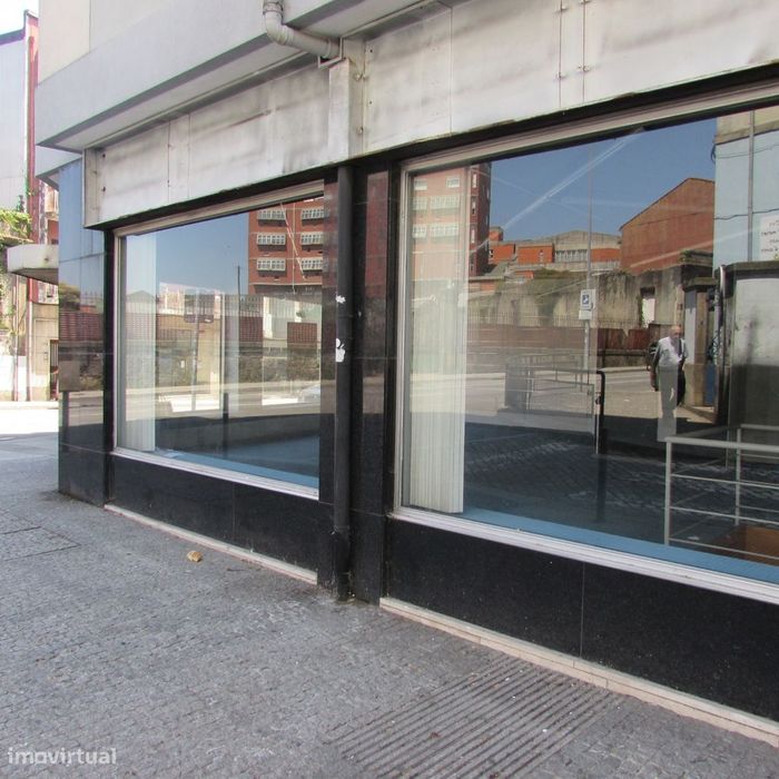 Excelente loja com 355m2 no centro do porto.