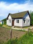 Гарний будиночок біля лісу.
