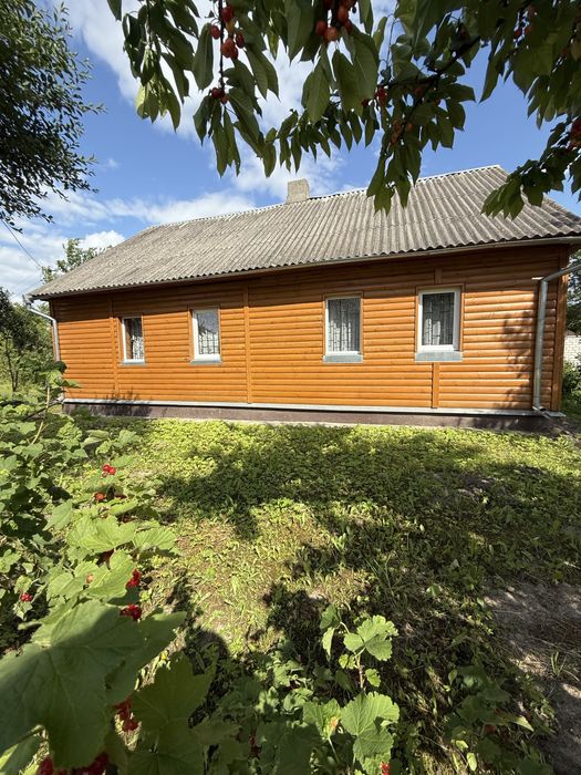 Продаж будинок з доглянутою територією