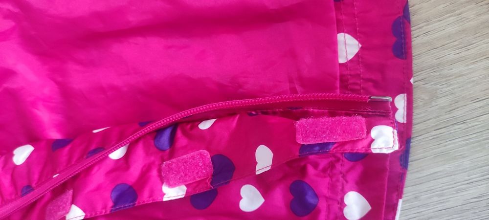 Kurtka dziewczęca 2-3 lata 86-104
Zamek i rzepy działają. Stan idealny