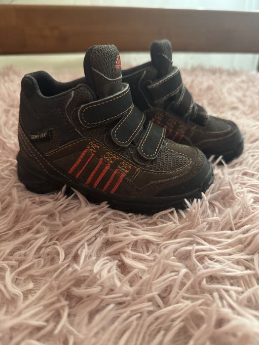Ботинки adidas gortex.