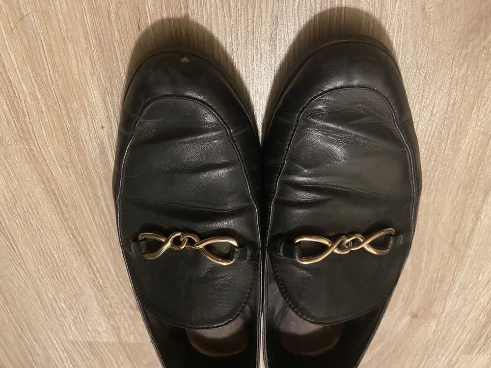 Czarne buty skórzane ZARA lordsy pantofle ze złotą klamrą 40