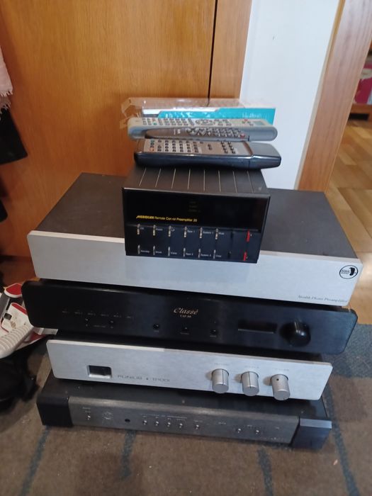 Amplificadores Plinius 2100i e Classé CAP80 com comando imaculados