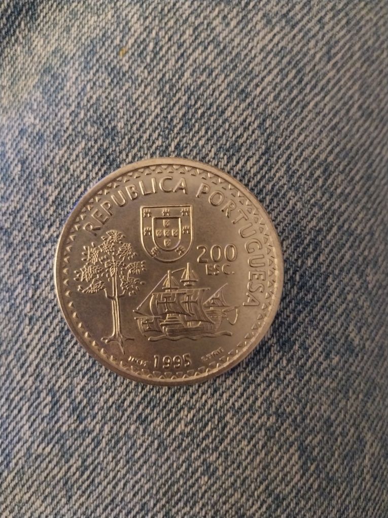 Moedas comemorativas de 100 e 200 escudosos