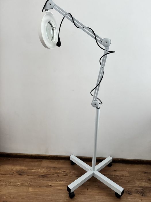 Lampa kosmetyczna z lupą