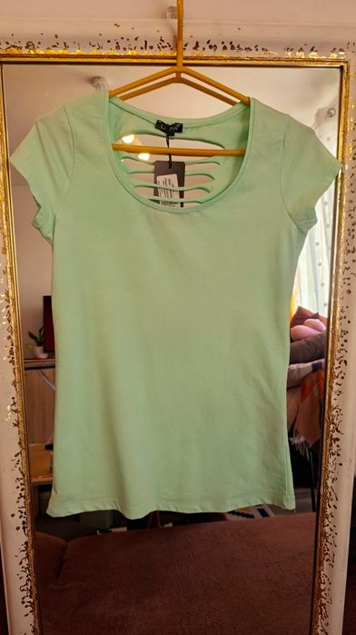 Nowy, bawełniany, miętowy t-shirt damski z wycięciami, rozm M(38)