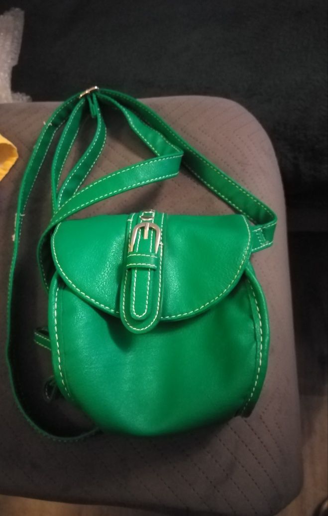 Mini torebka Claires. Zielona.