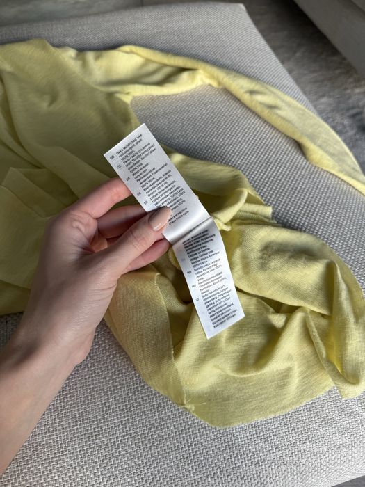 Вовняний лонгслів COS S жовтого кольору