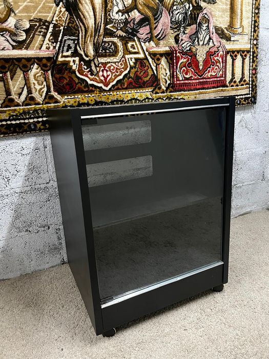 Móvel em madeira com rodas e prateleira, para bar ou aparelhagem.
Medi