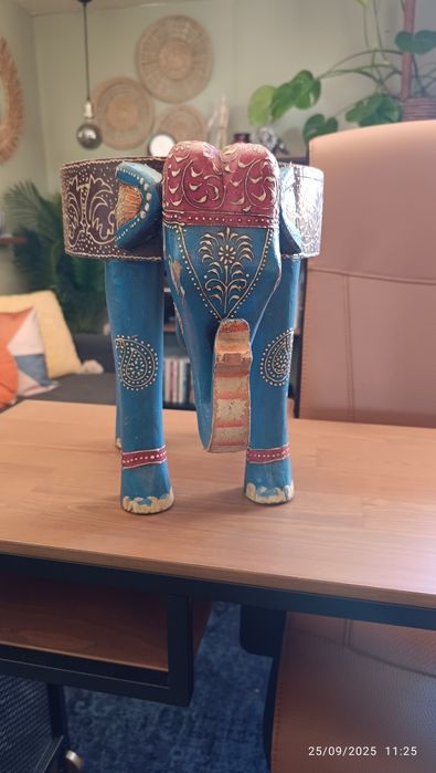 Banco Pequeno ou mesa de Apoio Elefante Gato Preto
