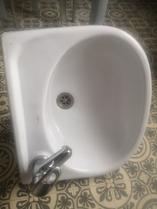 Umywalka z baterią, syfonem