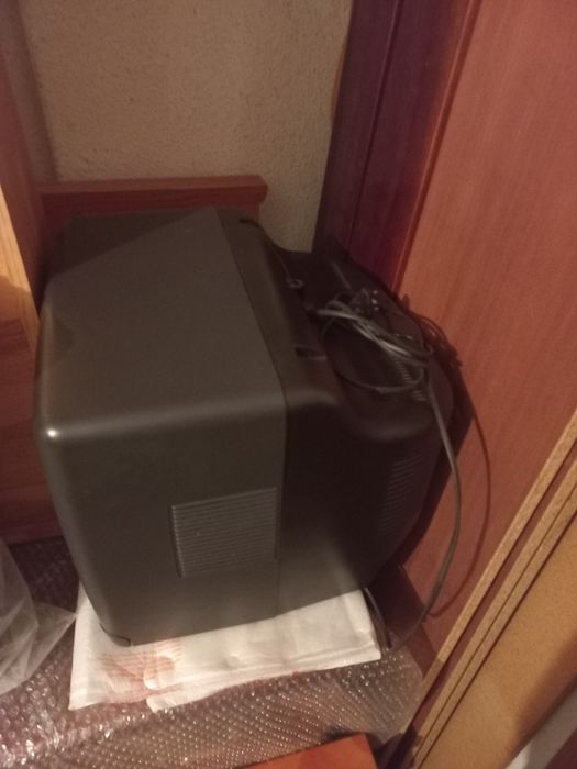 Televisor Cor Sanyo CEP 3037 com comando