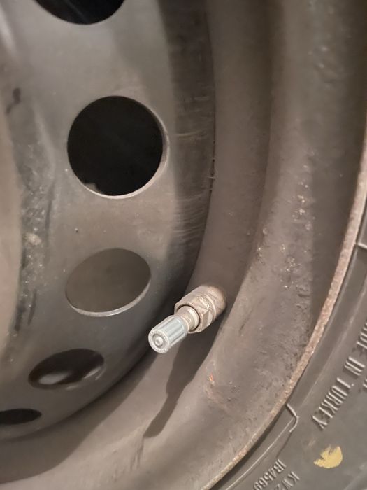 Sprzedam opony zimowe Falken z czujnikami na fegach– bardzo dobry stan