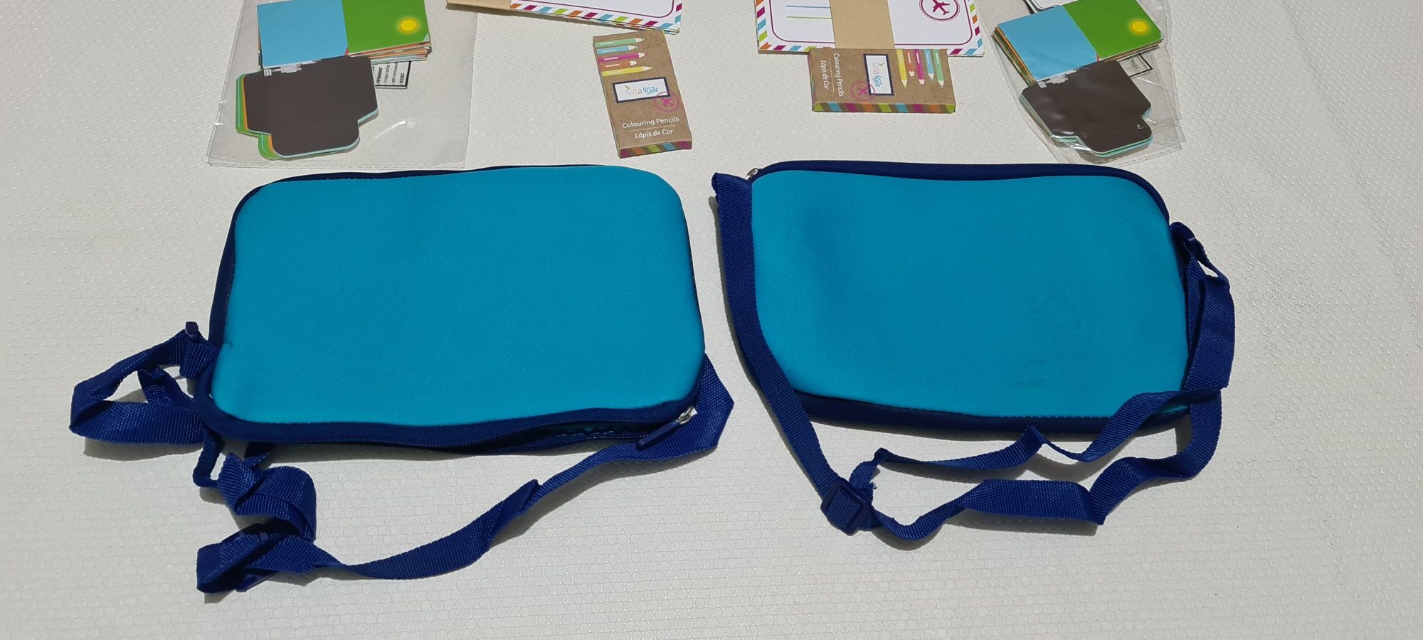 Duas bolsas de avião, para crianças.  Novo