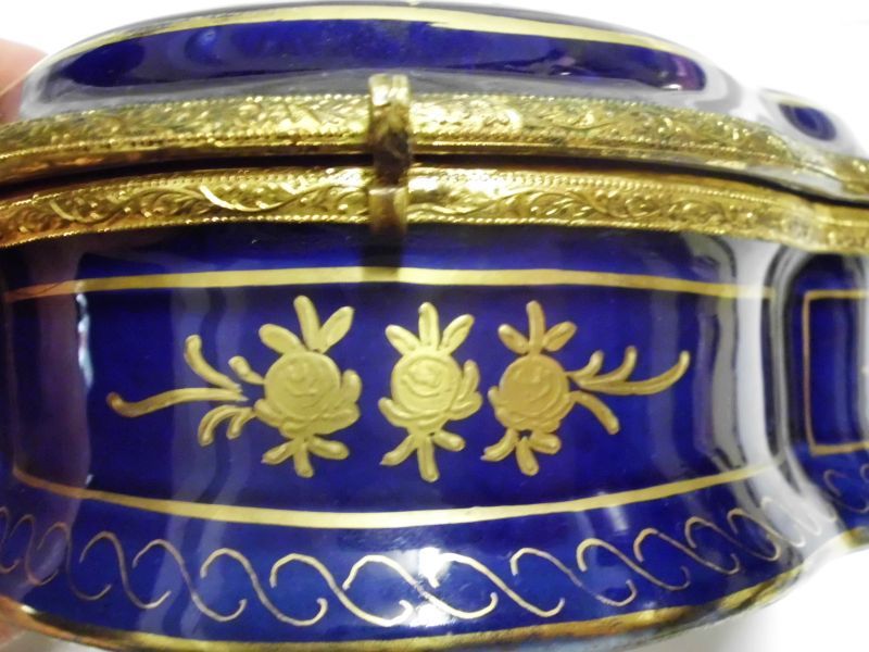 antiga caixa francesa-porcelana pintada á mão-Chateau des trois mulins