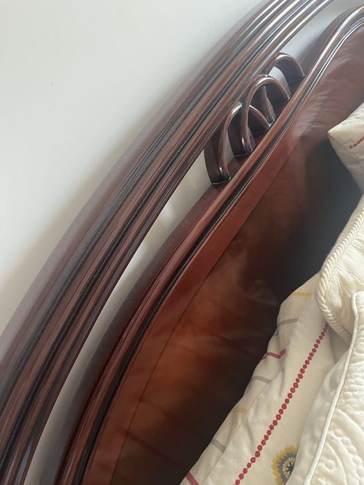 Cama com mesas de cabeceira