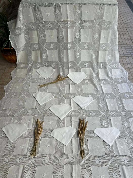 Toalha de Mesa em Linho e Renda Artesanal com 8 Guardanapos