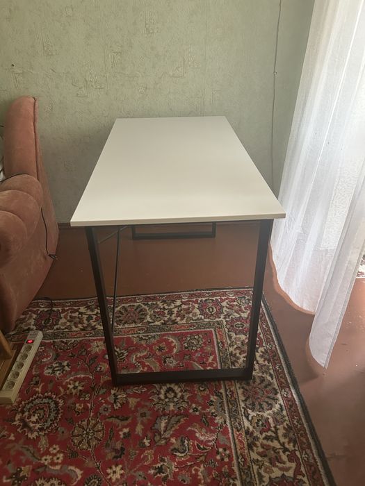 Стіл білий 120x60x75, чорні металеві ніжки,