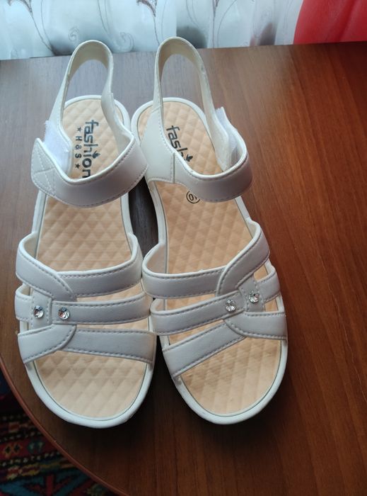 Босоножки женские белые,новые.