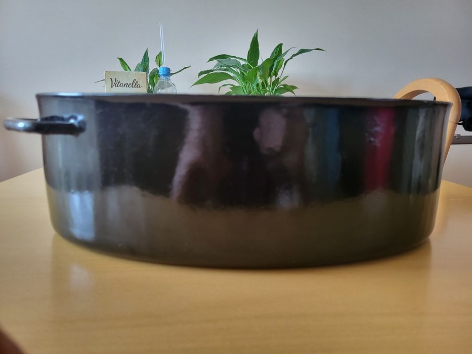 Żeliwna duża czarna brytfanna