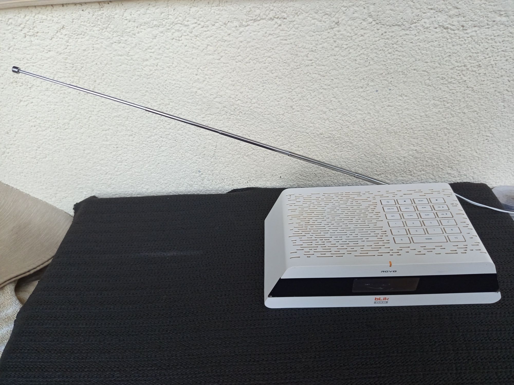 HYBRYDOWE radio firmy REVO model  BLIK - DAB+/ FM - Digital Audio