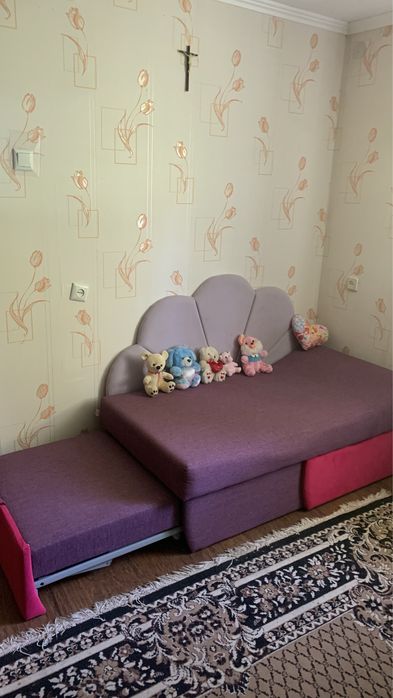 Продається диван для дівчинки в доброму стані,як новий
