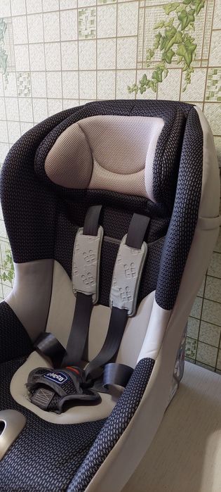 Автокресло детское Chicco artsana universal 9-18 кг