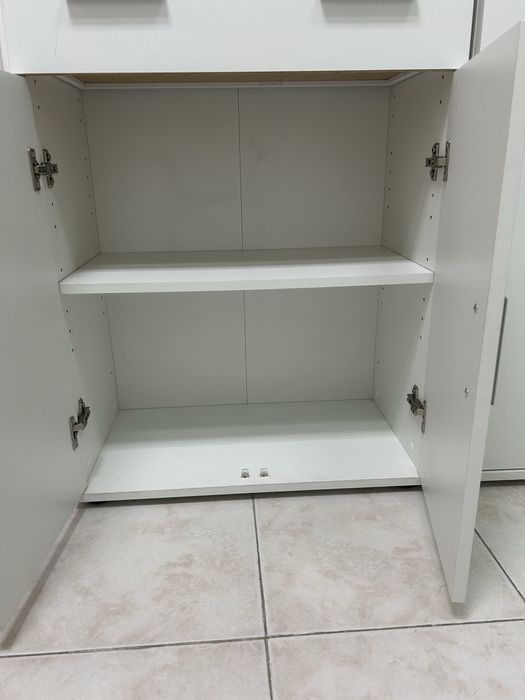 Movel branco duas gavetas e duas portas