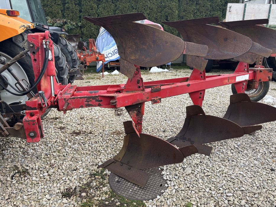 Pług 3-skibowy obrotowy.