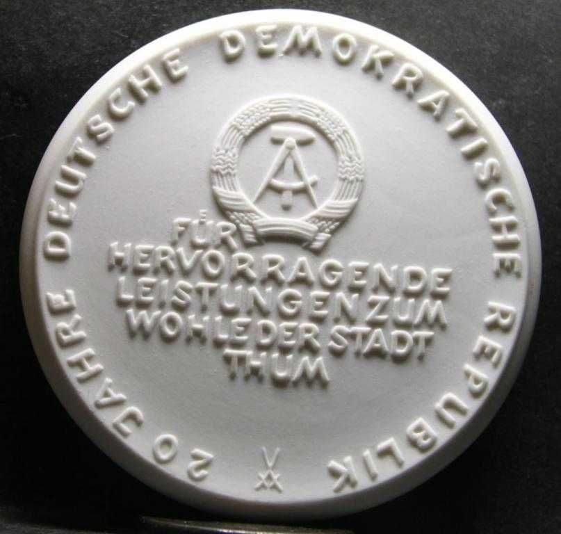 Біла порцелянова медаль 1969.