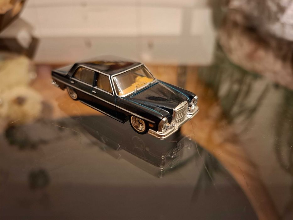 Hot Wheels Premium Mercedes 280 SEL