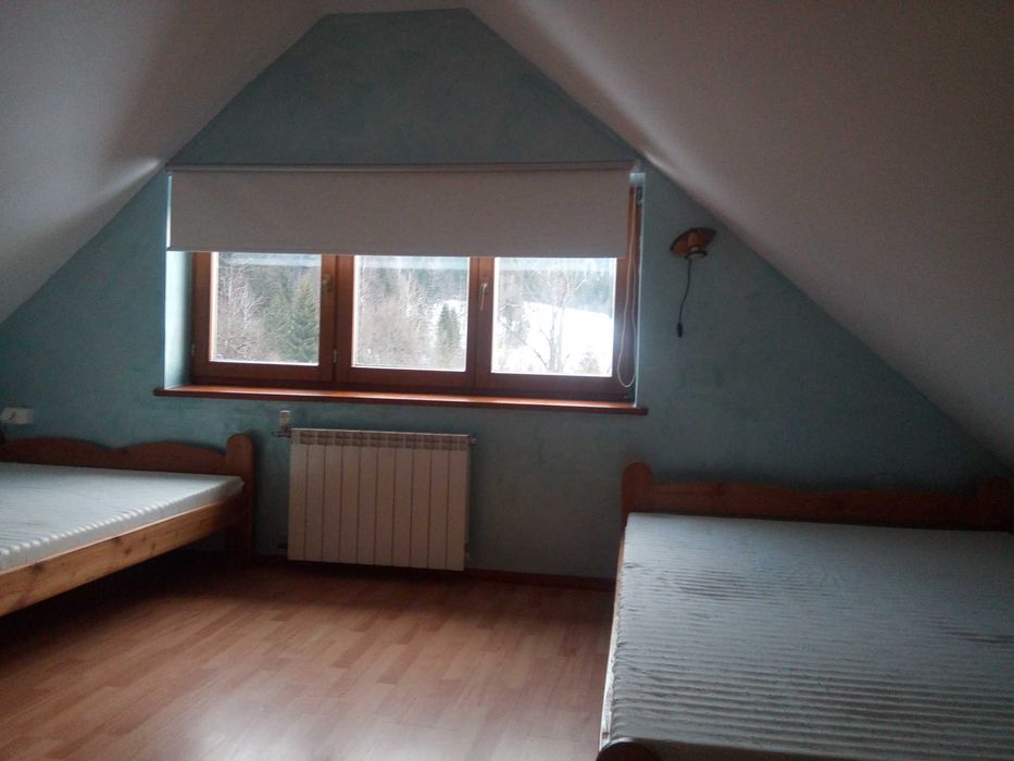 Domek w górach  nad rzeką w lesie weekend wakacje przy szlakach