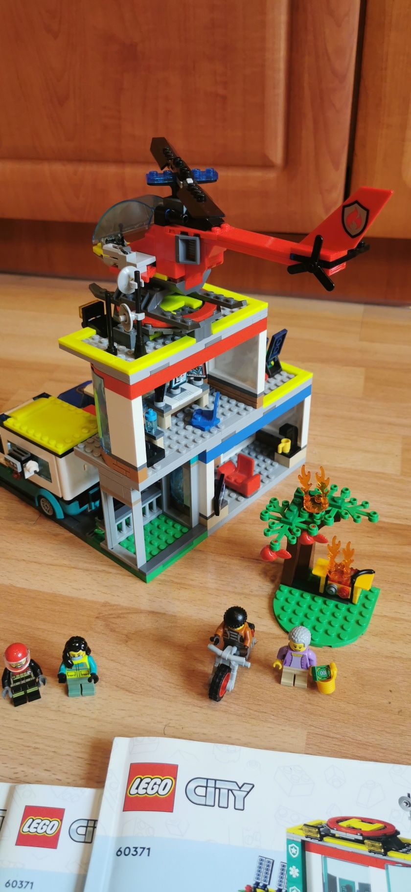 LEGO CITY 60371 Parking dla pojazdów uprzywilejowanych