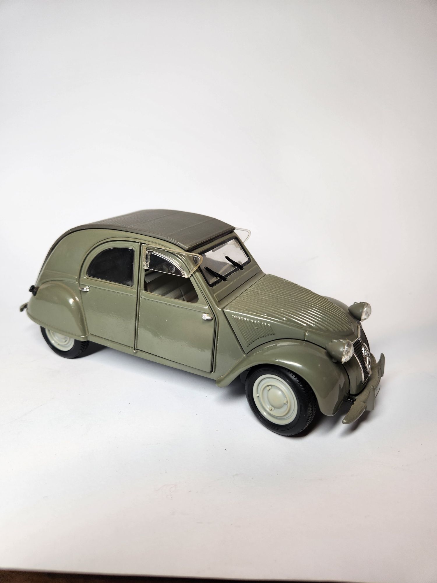 Samochód Maisto Citroen2 CV 1952 model  1:18 model kolekcjonerski