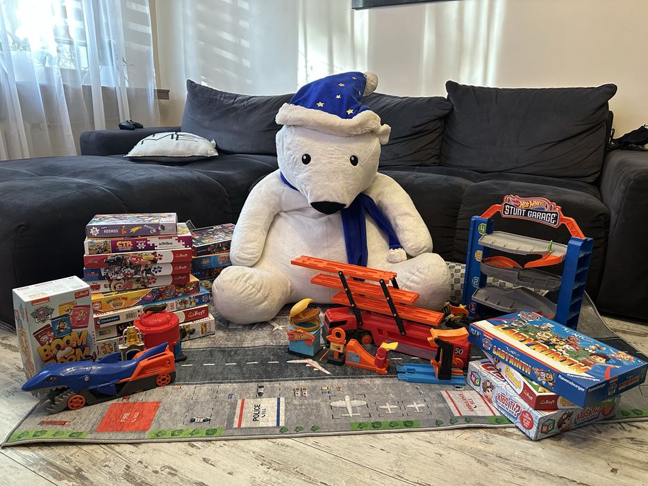Zestaw zabawek: dywan lotnisko, ogromny miś, zestawy hot wheels i inne