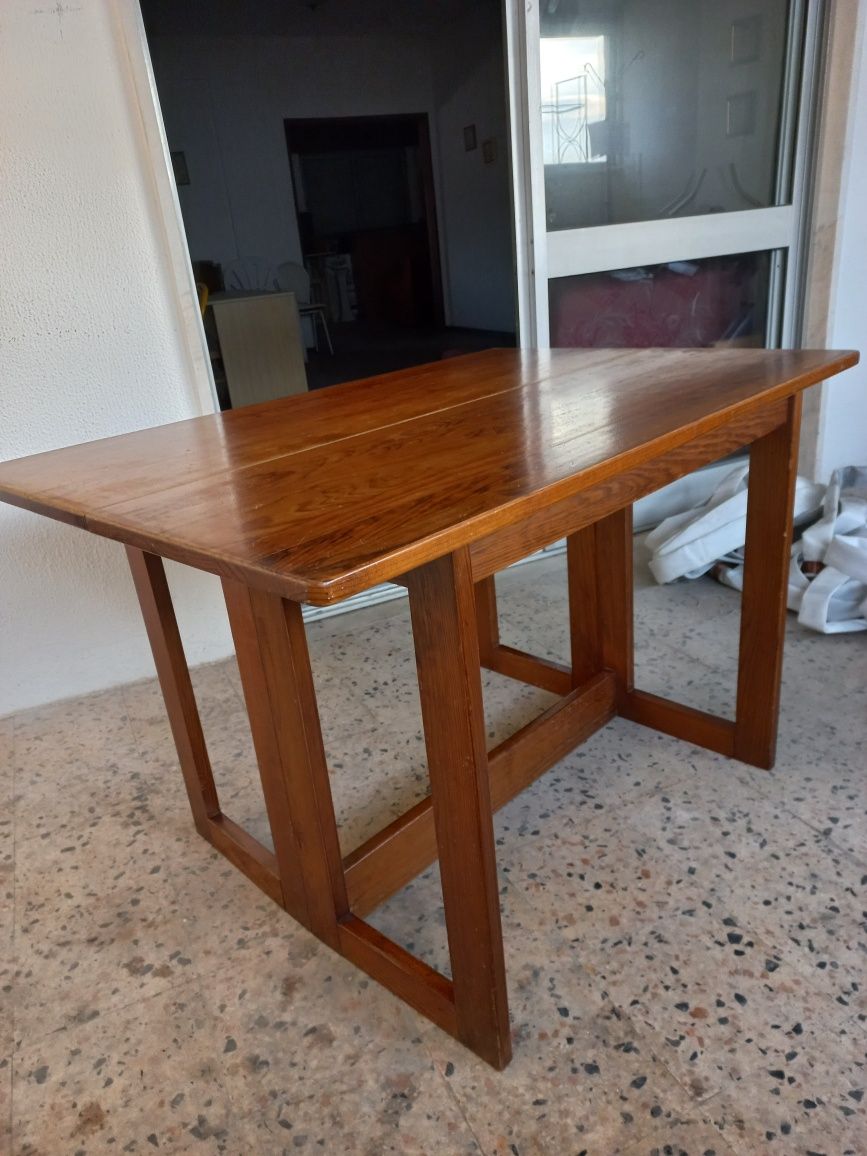 Mesa extensível com 2 bancos