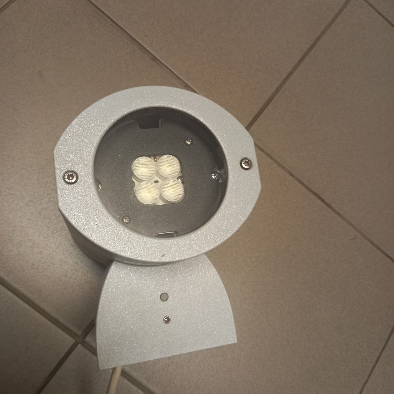 Lampa elewacyjna dwustronna