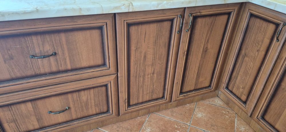 Якісна кутова кухня з класичними фасадами під дерево