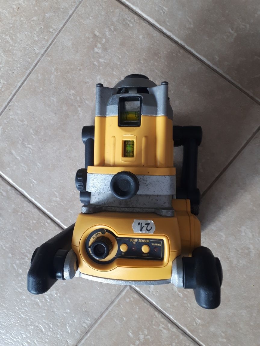 REZERWACJA DeWALT
niwelator laserowy DW071 na trzy baterie LR20