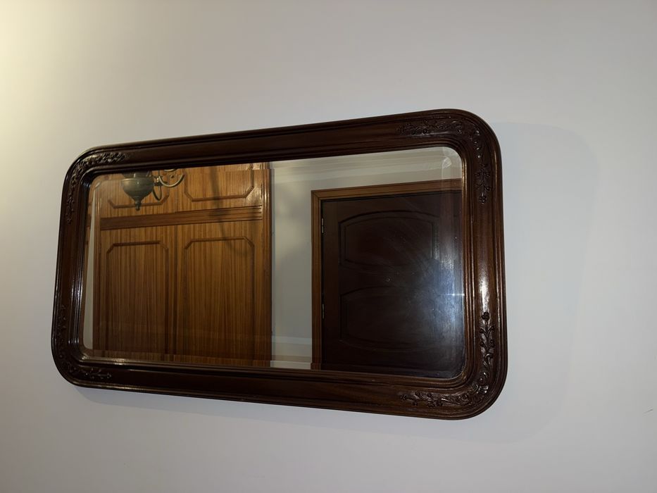 Espelho com moldura trabalhada em madeira