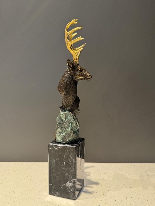 Figurka jelenia z brązu