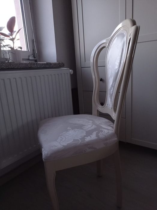 Białe drewniane krzesła - stan bardzo dobry